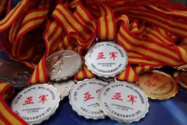 疯狂！皇马甩超1亿欧截胡巴黎，阿森纳砸队史顶薪抢维尼修斯，蓝军加码硬刚伯恩茅斯